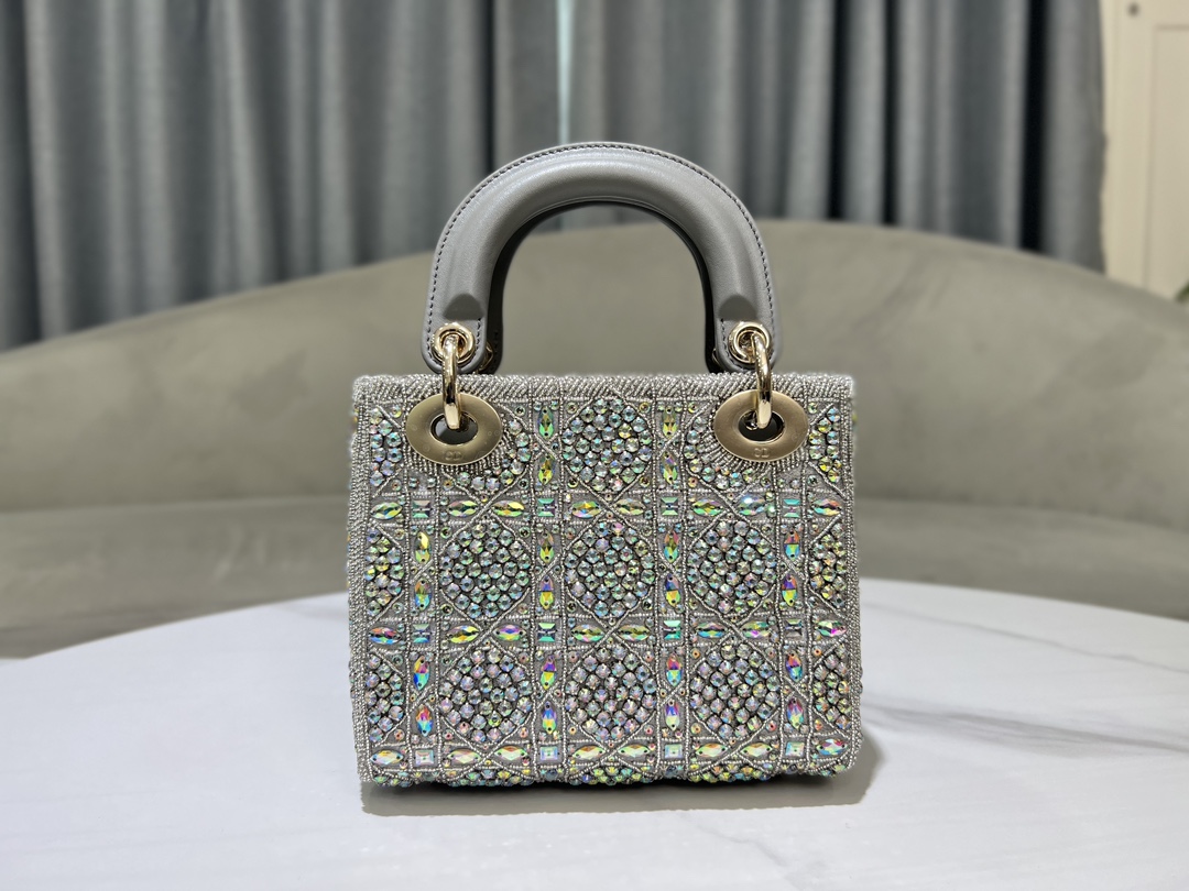 Lady Dior Limited Edition is three-panel embroidered rhinestone gray, with imported sheep tendons inside. It is carefully made of satin material.
