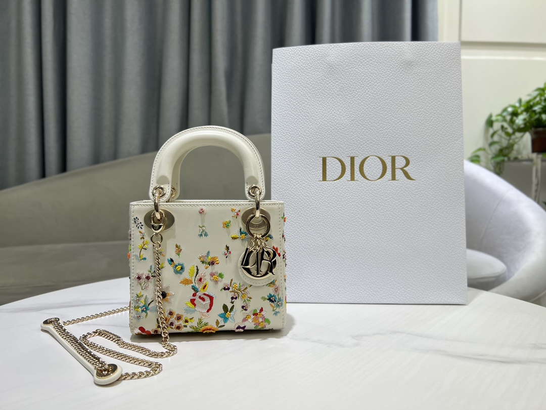 Dior Lady Dio, r three-panel embroidered flower beads are carefully crafted from milky white cow leather and decorated with multi-color small flo