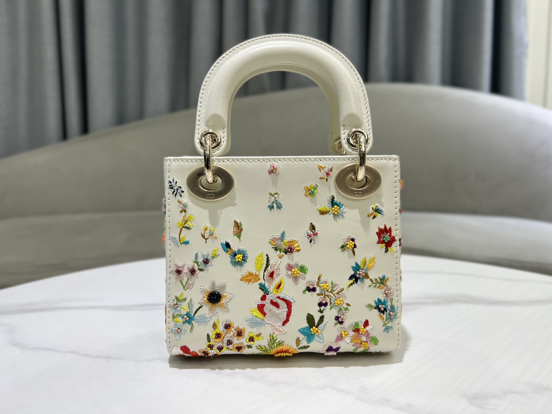 Dior Lady Dio, r three-panel embroidered flower beads are carefully crafted from milky white cow leather and decorated with multi-color small flo