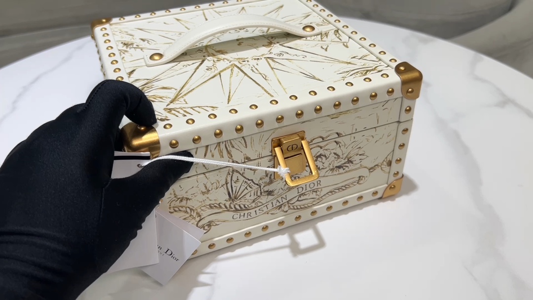 Dior's top storage box reinterprets the elegant classic design and highlights Dior's extraordinary craftsmanship. Crafted from white calf leather