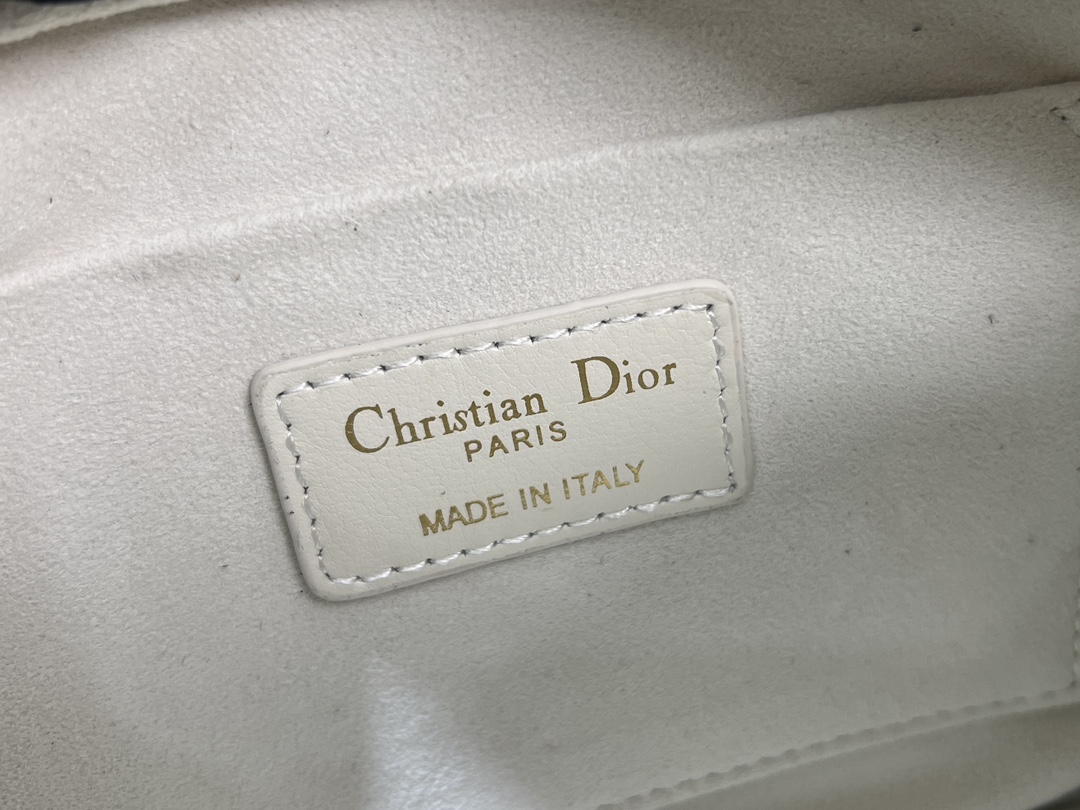 迪奥Dior顶级进口原厂羊皮链条相机包小号白色这款DiorCaro顶部手柄相机包是二零二四春夏成衣系列新
