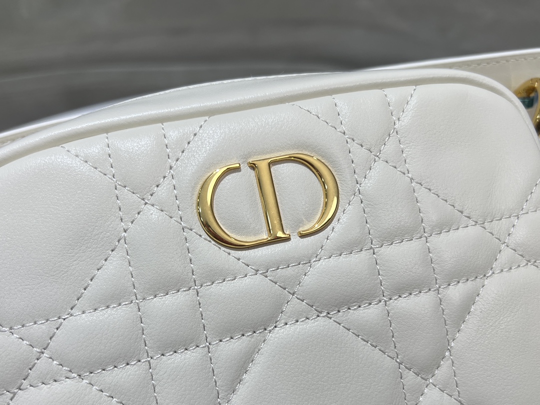 迪奥Dior顶级进口原厂羊皮链条相机包小号白色这款DiorCaro顶部手柄相机包是二零二四春夏成衣系列新