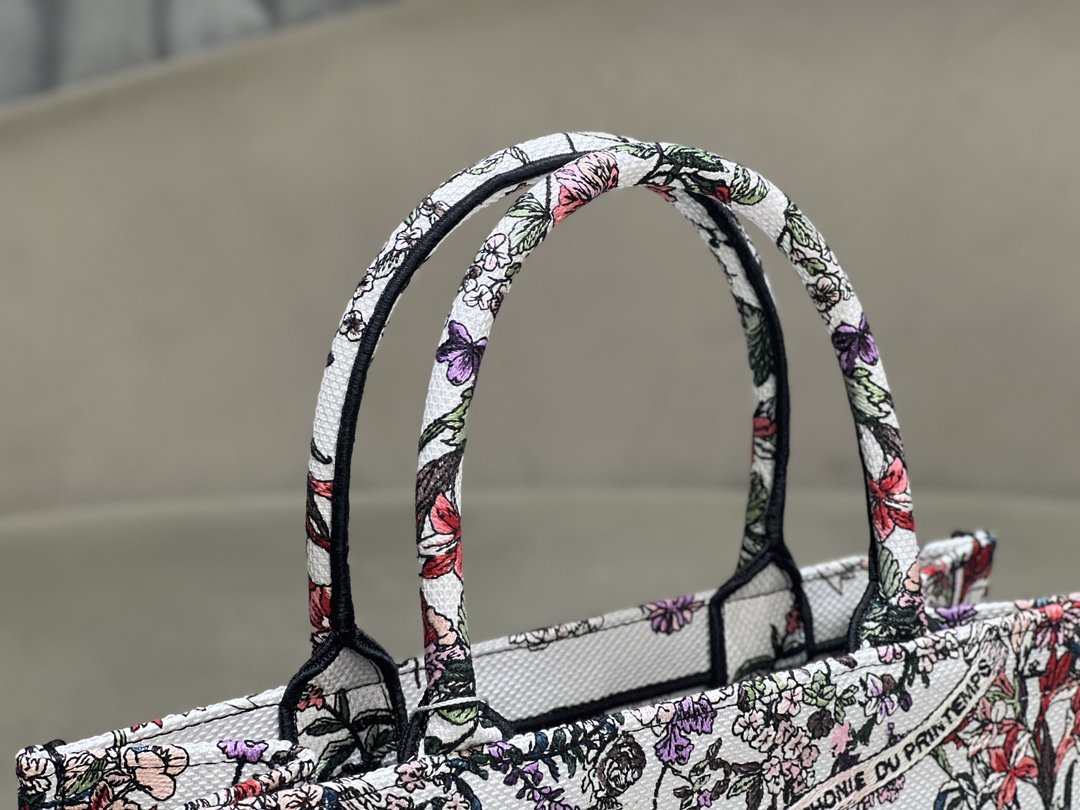 迪奥Dior顶级进口原厂刺绣购物袋中号彩花太阳这款BookTote手袋由Dior女装创意总监玛丽亚嘉茜娅