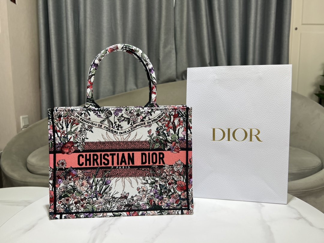 迪奥Dior顶级进口原厂刺绣购物袋中号彩花太阳这款BookTote手袋由Dior女装创意总监玛丽亚嘉茜娅