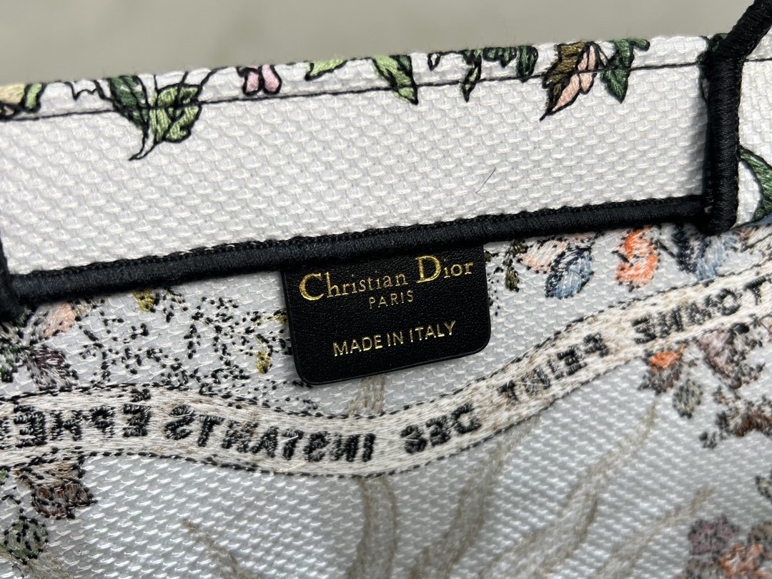迪奥Dior顶级进口原厂刺绣购物袋大号绿太阳这款BookTote手袋由Dior女装创意总监玛丽亚嘉茜娅蔻