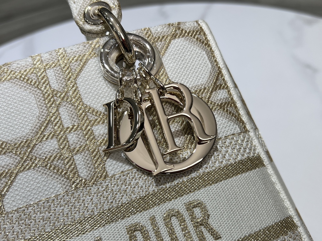 迪奥Dior顶级进口原厂刺绣金丝格仔戴妃包五格刺绣Lady菱格金纱线刺绣精美的菱格纹刺绣经典的设计让整个