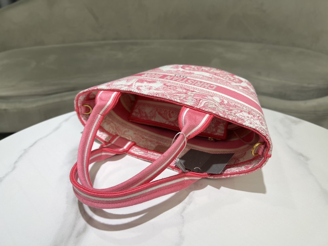 迪奥Dior顶级进口原厂刺绣新款菜篮子白色面料荧光粉色动物图案刺绣这款篮式手袋醒目时尚其优雅的廓形将实用