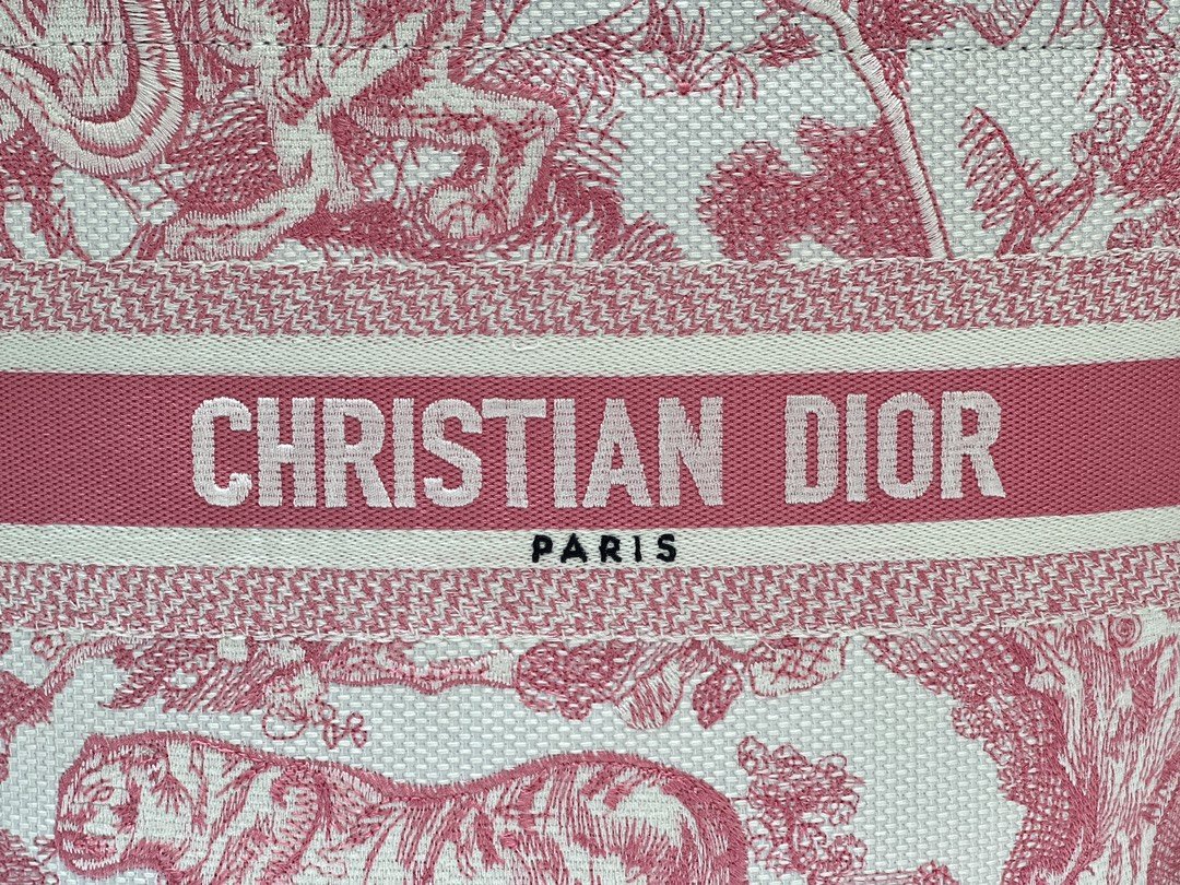 迪奥Dior顶级进口原厂刺绣新款菜篮子白色面料荧光粉色动物图案刺绣这款篮式手袋醒目时尚其优雅的廓形将实用