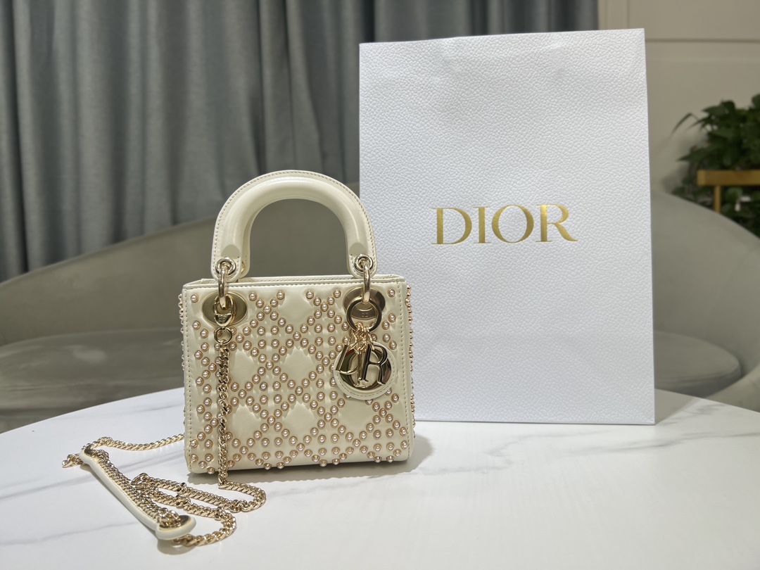 Dior Lady Di or three-lattice pearl nails are white, with sheep tendons inside, carefully made of waxed cow leather, and decorated with classic c