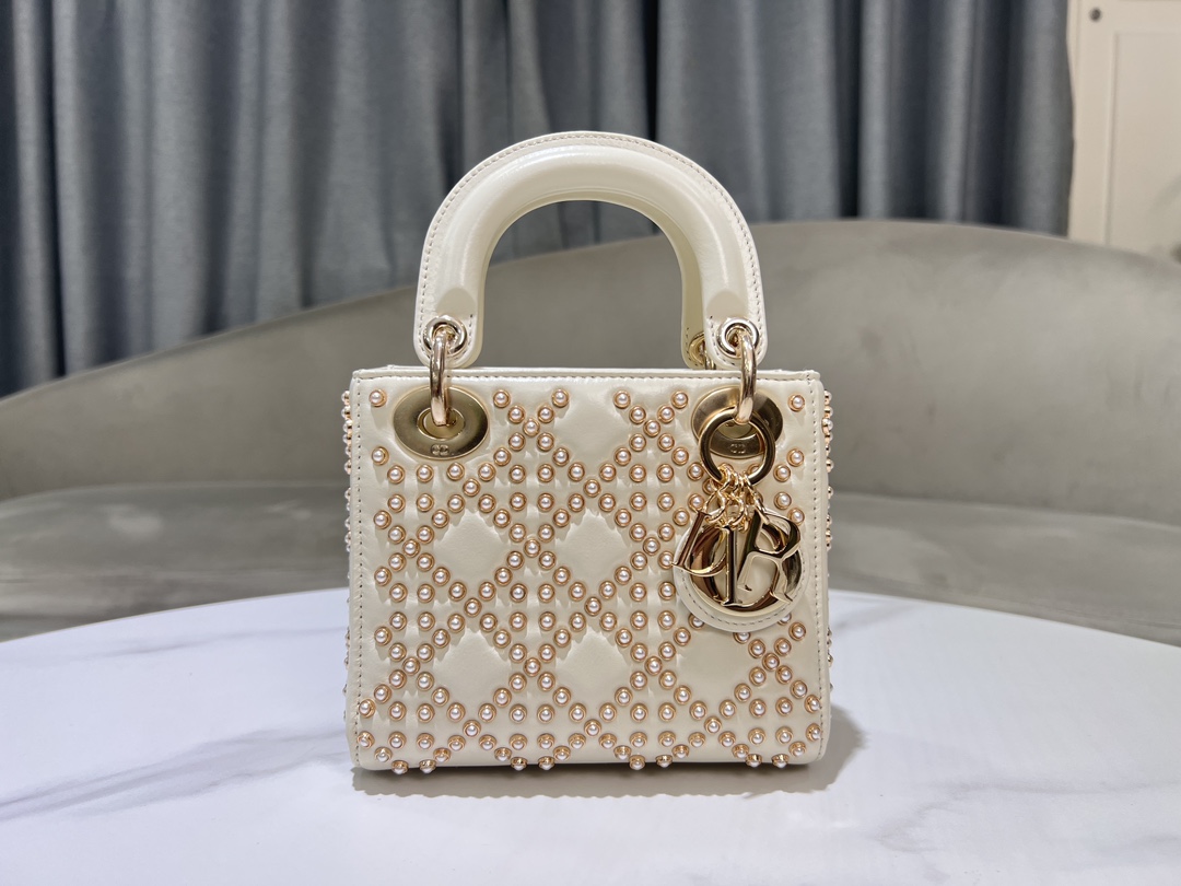 Dior Lady Di or three-lattice pearl nails are white, with sheep tendons inside, carefully made of waxed cow leather, and decorated with classic c