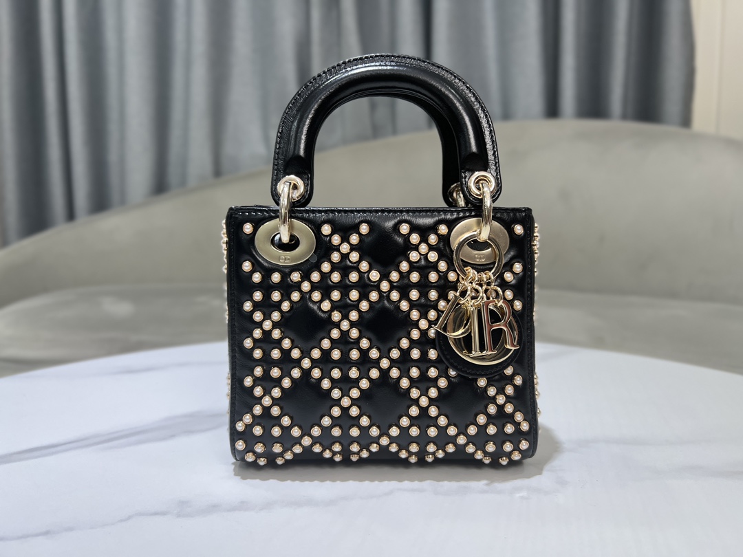 Dior Lady Di or three-lattice pearl nails are black, with sheep tendons on the inside, carefully made of waxed cow leather, and decorated with cl