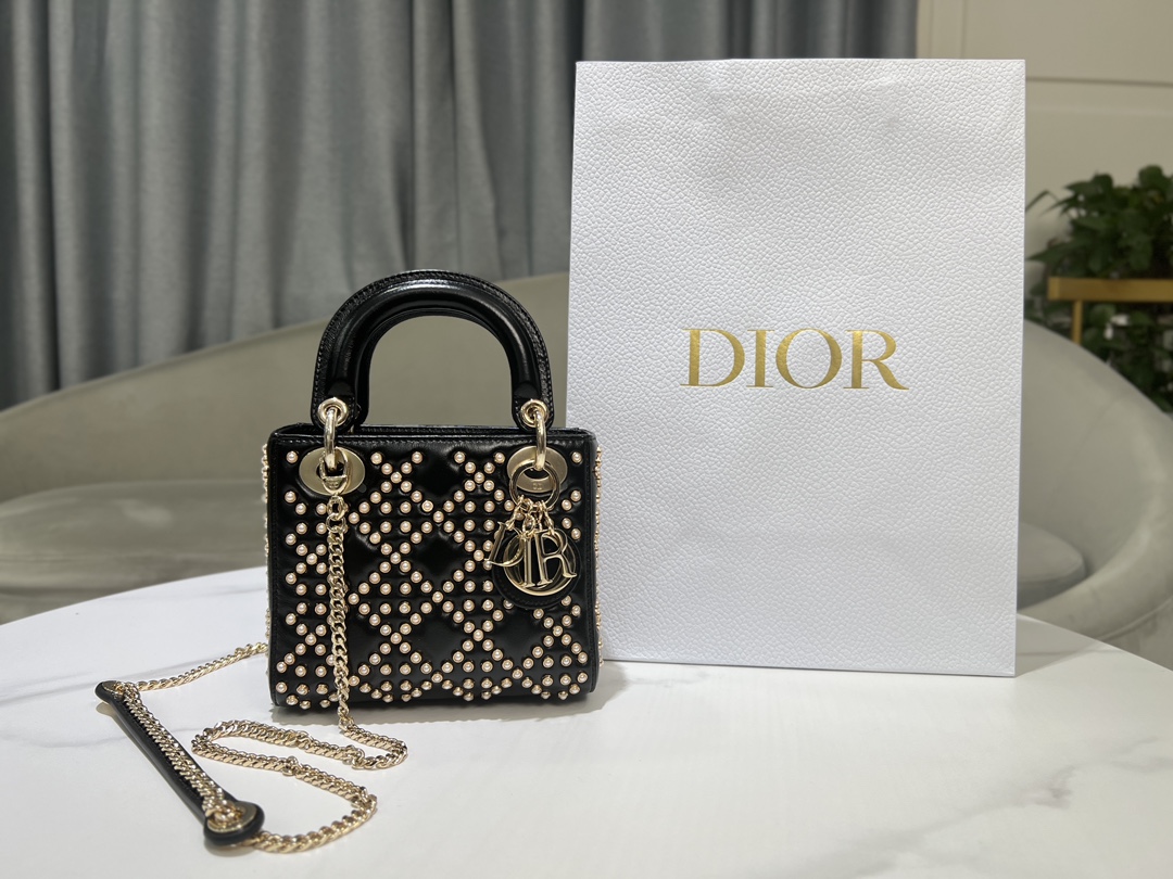 Dior Lady Di or three-lattice pearl nails are black, with sheep tendons on the inside, carefully made of waxed cow leather, and decorated with cl