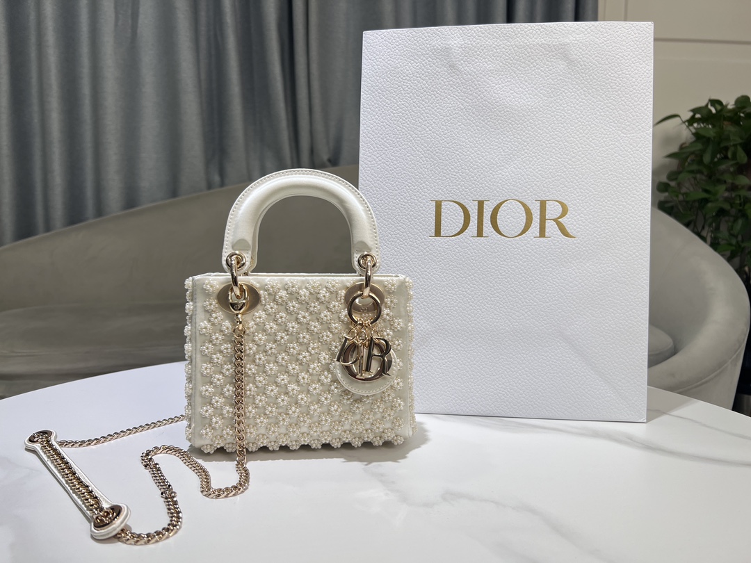 Dior Lady D's three-panel embroidered pearl flower is carefully handmade from silk fabric, and uses bead embroidery to create the iconic flower p