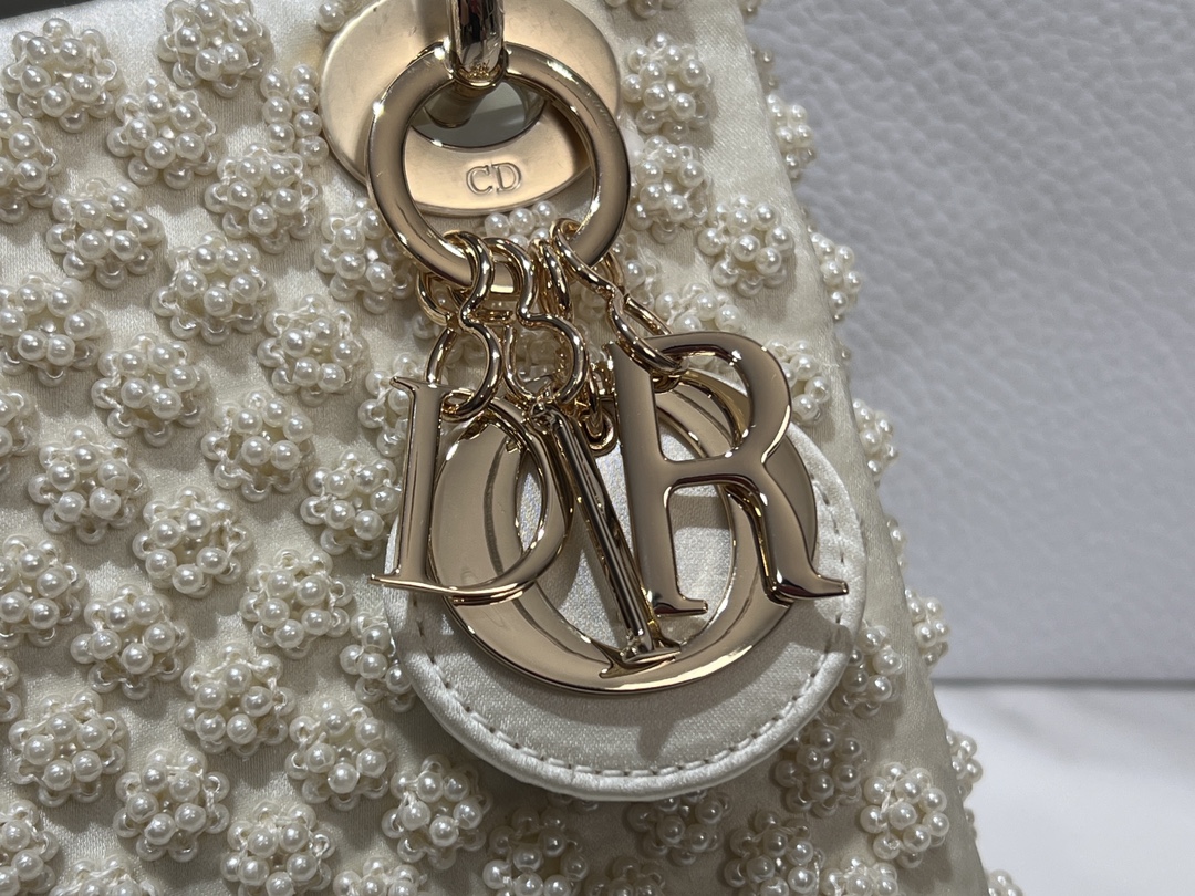 Dior Lady D's three-panel embroidered pearl flower is carefully handmade from silk fabric, and uses bead embroidery to create the iconic flower p