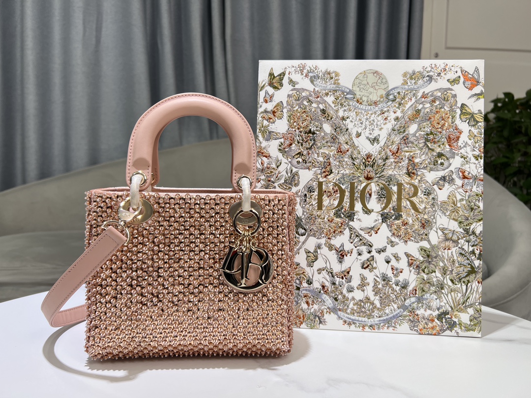 Dior Lady Di, or small embroidered beads, pink diamonds, with sheep tendons inside, highlight the simple aesthetics of the Lady Di, r series, emb