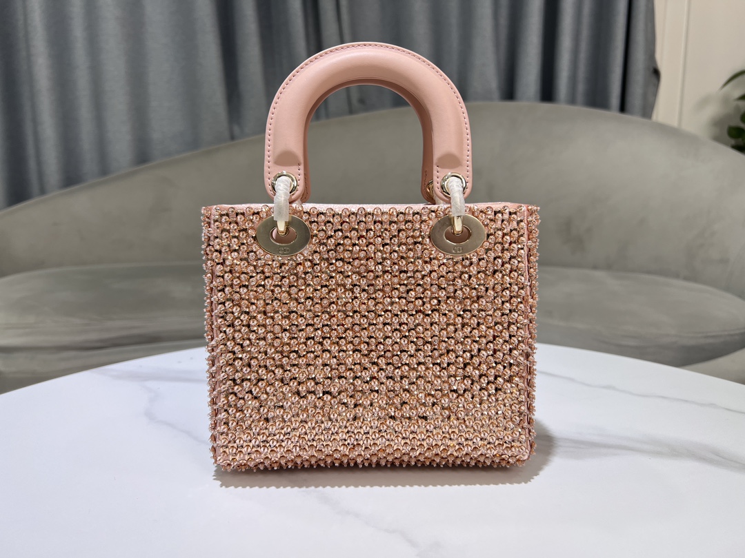 Dior Lady Di, or small embroidered beads, pink diamonds, with sheep tendons inside, highlight the simple aesthetics of the Lady Di, r series, emb