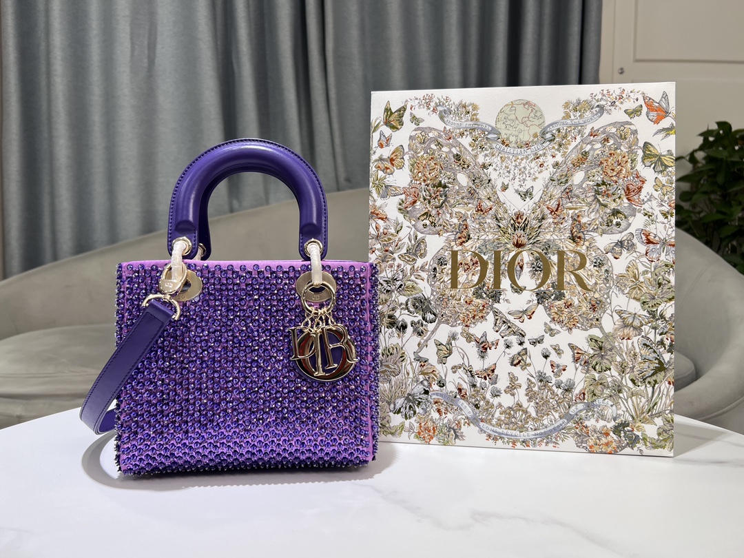 Lady Dior small embroidered beads, purple diamonds, and sheep tendons inside highlight the simple aesthetics of the Lady Dior series and embody D