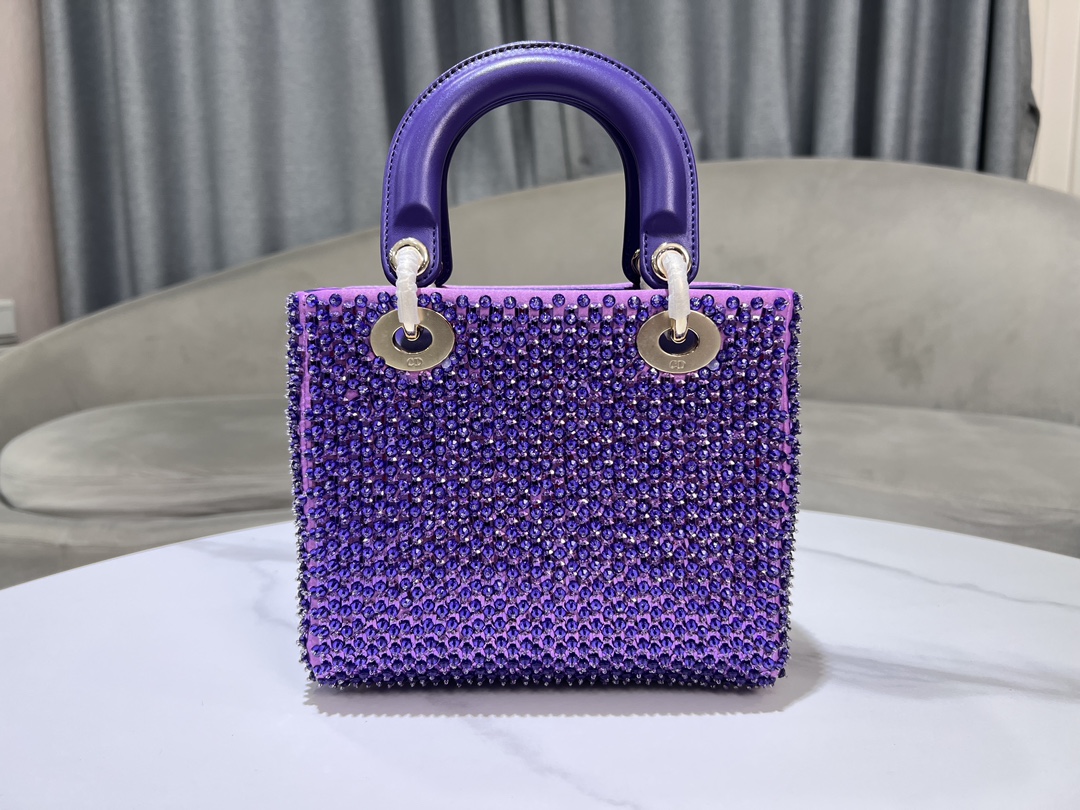 Lady Dior small embroidered beads, purple diamonds, and sheep tendons inside highlight the simple aesthetics of the Lady Dior series and embody D