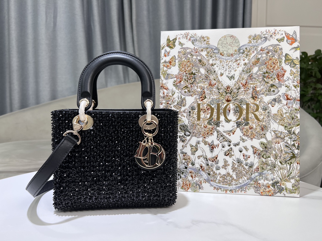 Dior Lady Di, or small embroidered beads, black diamonds, with sheep tendons inside, highlight the simple aesthetics of the Lady Di, r series, em