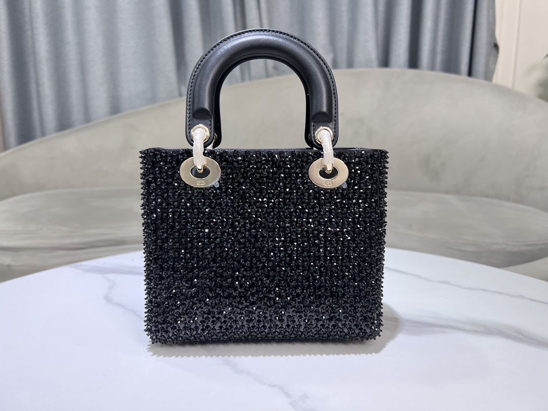 Dior Lady Di, or small embroidered beads, black diamonds, with sheep tendons inside, highlight the simple aesthetics of the Lady Di, r series, em
