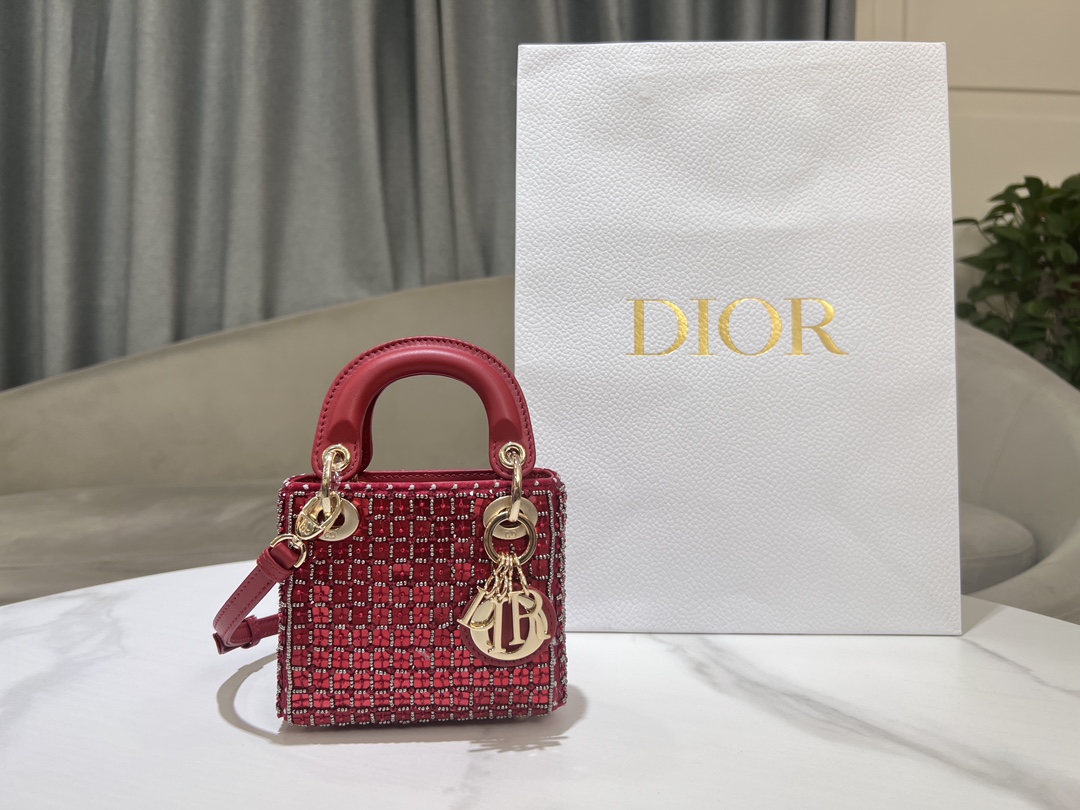 Lady Dior super mini lens red beads, with lamb tendon inside, carefully crafted, with hand-embroidered lens combination and light gold finish met