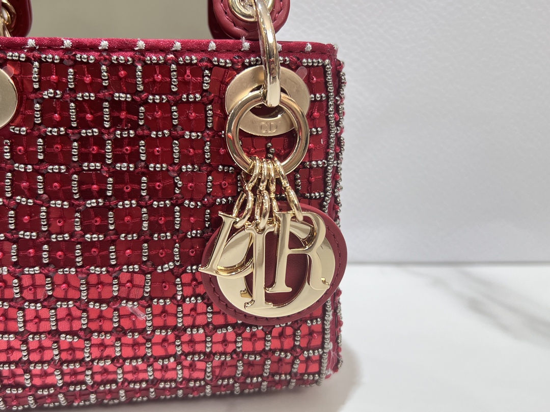 Lady Dior super mini lens red beads, with lamb tendon inside, carefully crafted, with hand-embroidered lens combination and light gold finish met