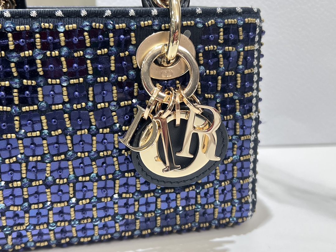 Dior Lady D-Joy super mini embroidered lens blue beads with sheep tendons inside, highlighting the simple aesthetics of the Lady D series, embody