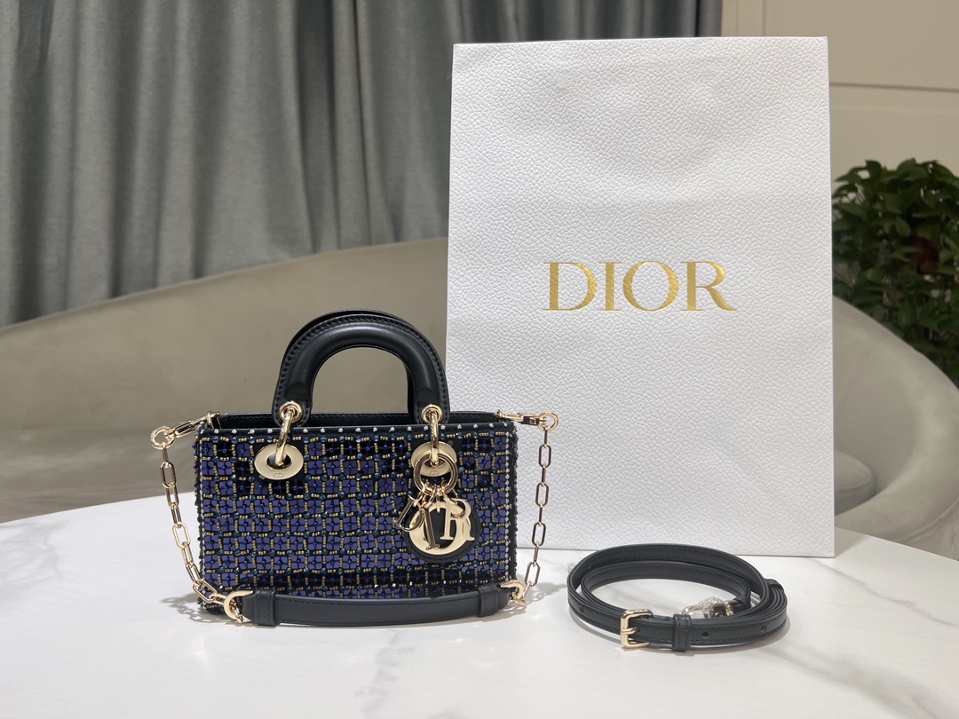 Dior Lady D-Joy super mini embroidered lens blue beads with sheep tendons inside, highlighting the simple aesthetics of the Lady D series, embody