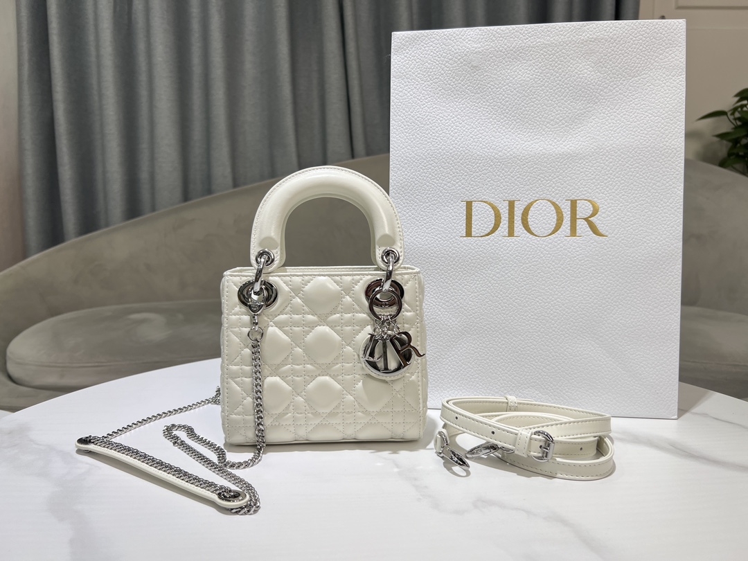 Hebilla plateada blanca de piel de oveja de tres marcos en stock‼ ️ Bolso clásico Lady Diana de charol, un bolso de tre…