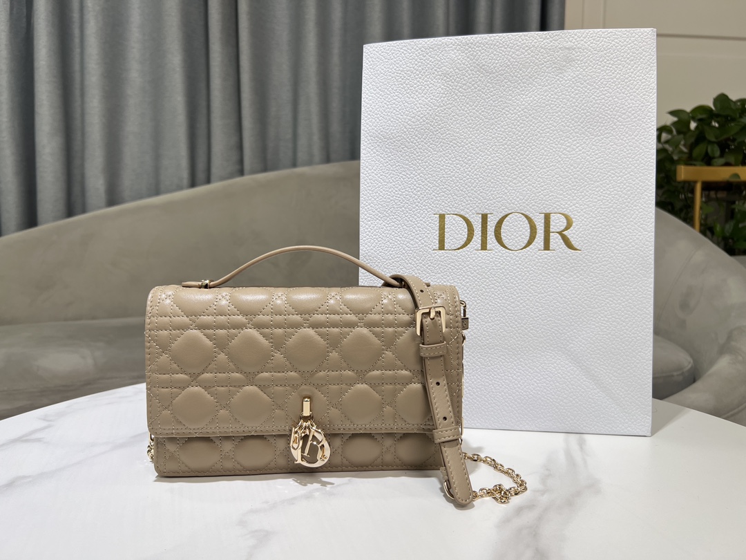 Bolso de Mano Miss Dior en Piel de Cordero Color Galleta con Diseño Cannage