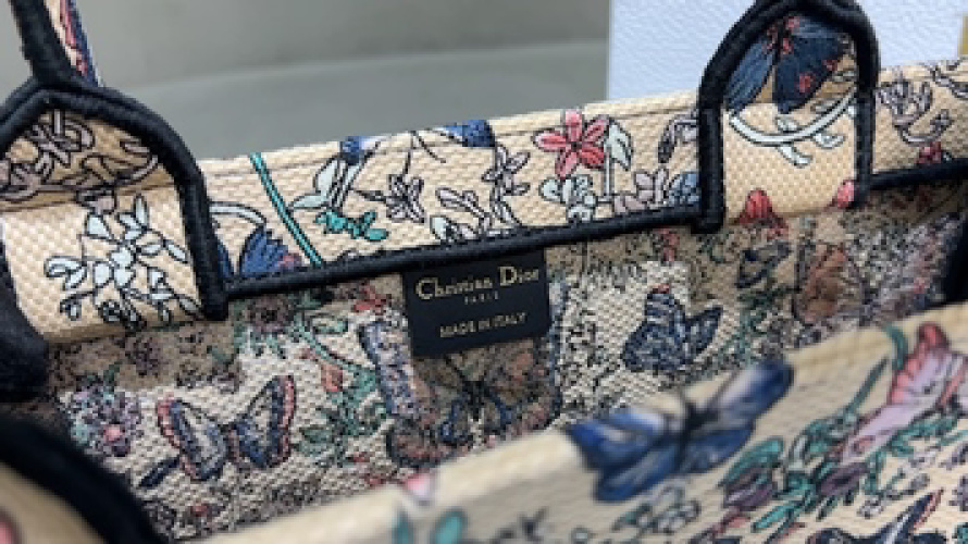 תיק טוט Christian Dior Butterfly Tote בינוני - עיצוב פרחוני אלגנטי 3 תיק טוט Christian Dior Butterfly Tote בינוני – עיצוב פרחוני אלגנטי
