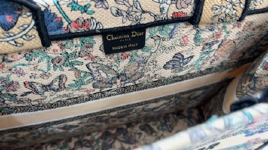 תיק טוּט בגדול עם הדפס פרפרים מבית Christian Dior 3 תיק טוּט בגדול עם הדפס פרפרים מבית Christian Dior
