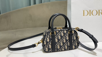 תיק יד לגברים D-Vibe East-West מבית Dior עם הדפס Oblique כחול 1 תיק גברים Dior D-Vibe East-West מיקרו עם הדפס Oblique כחול