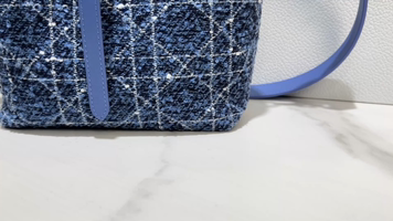 תיק גברים קטן Dior Toujours עם רצועת כתף בצבע כחול