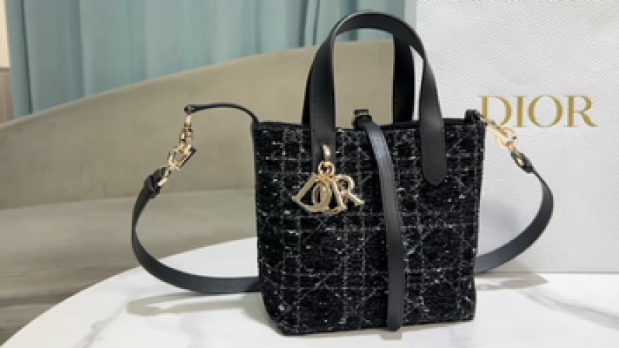 תיק יד Dior Toujours קטן מבד טוויד שחור עם רצועת כתף 14 תיק יד Dior Toujours קטן מבד טוויד שחור עם רצועת כתף