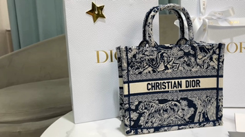 תיק טואט של Christian Dior בדוגמת טיגר כחול – דגם M1286