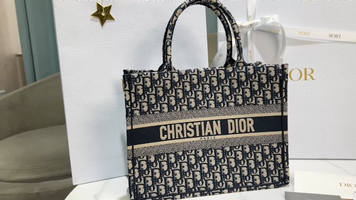 תיק טוֹט של Christian Dior דגם M1286 בצבע כחול ובגודל בינוני