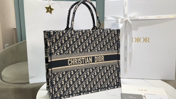 תיק טואט לגבר Christian Dior דגם M1286 בצבע כחול עם דוגמת לוגו