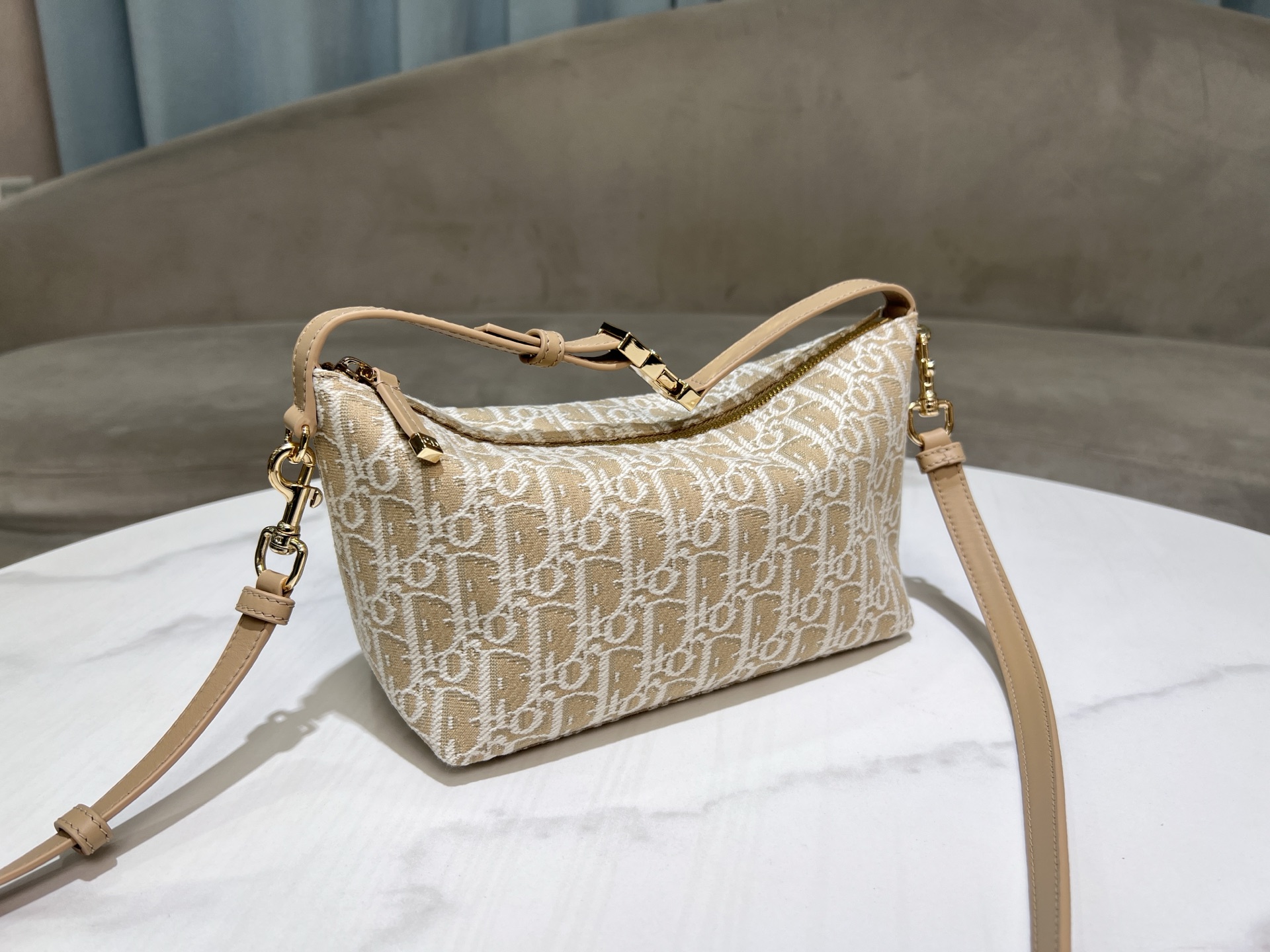  D!or 中号 Travel Nomad 手拿包
「杏布➕肩带」
本季新款手拿包融合多种元素，是一款时