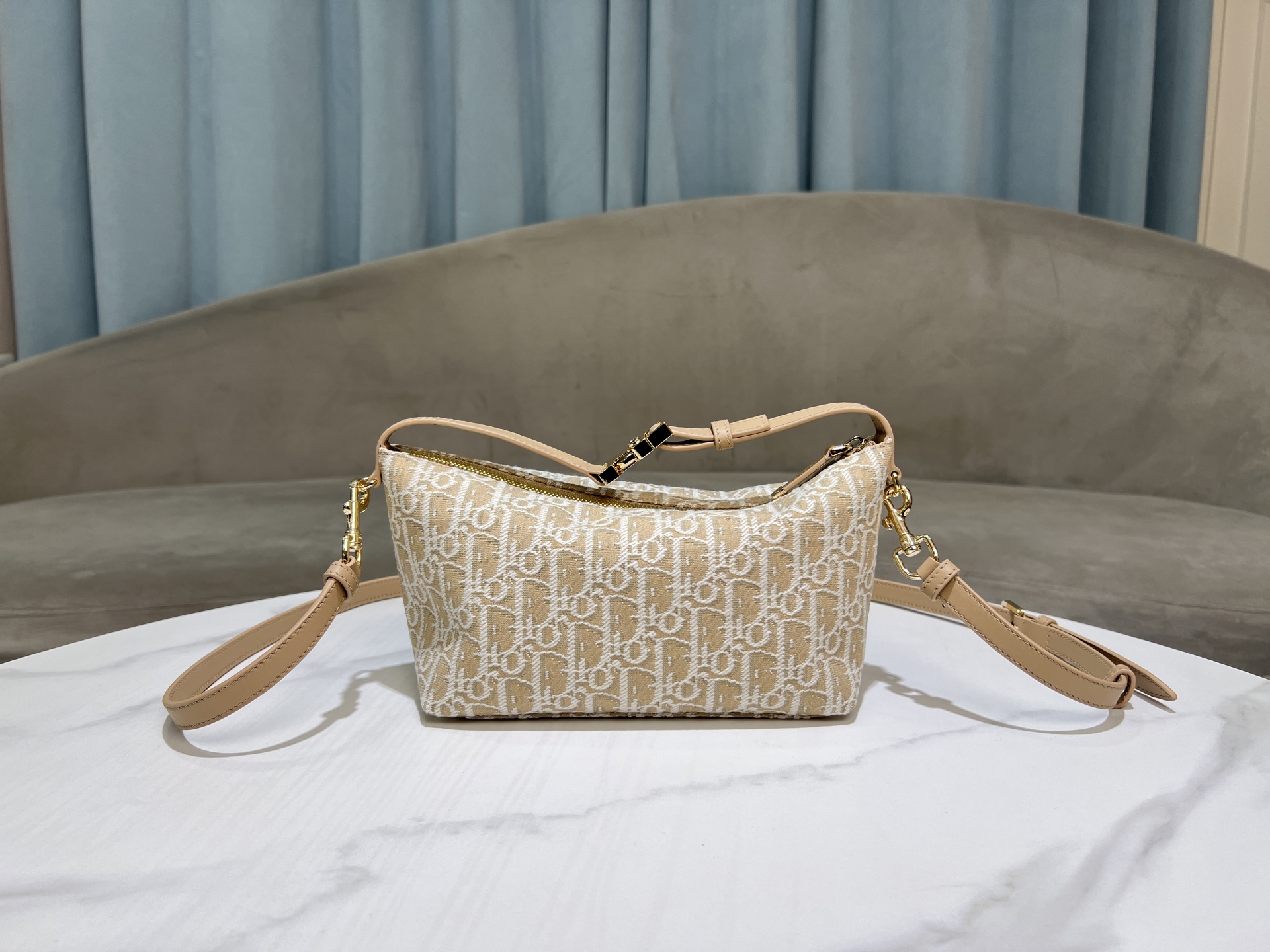  D!or 中号 Travel Nomad 手拿包
「杏布➕肩带」
本季新款手拿包融合多种元素，是一款时