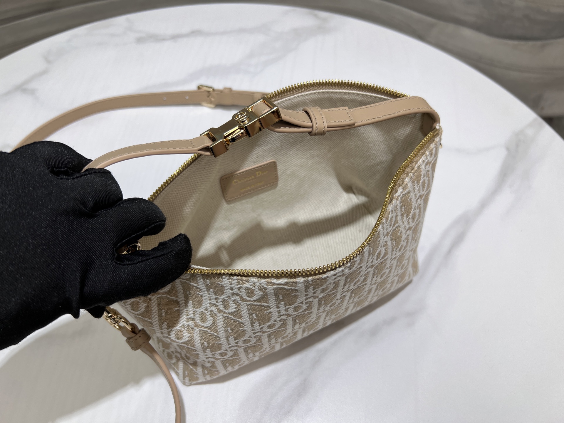  D!or 中号 Travel Nomad 手拿包
「杏布➕肩带」
本季新款手拿包融合多种元素，是一款时