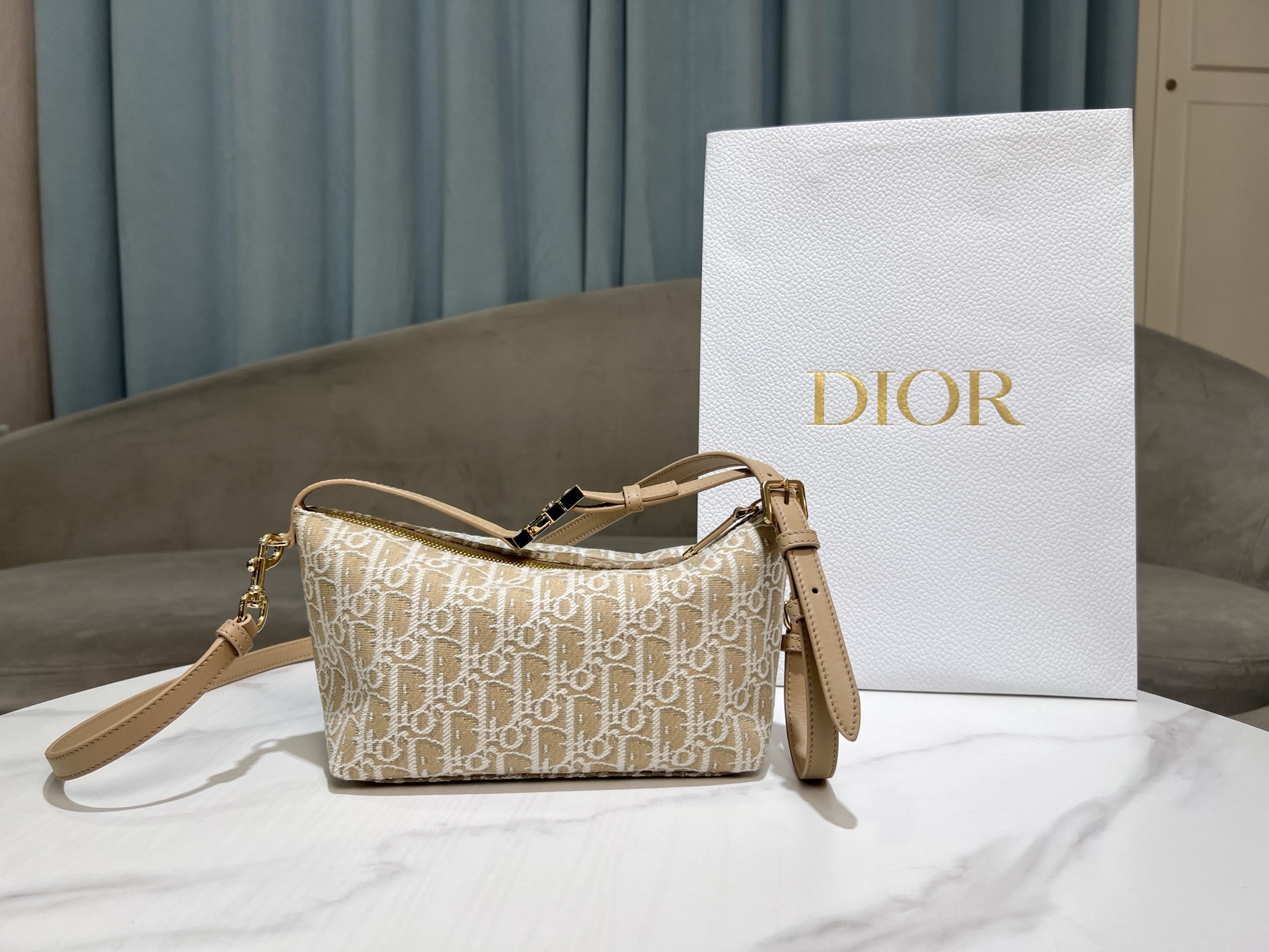  D!or 中号 Travel Nomad 手拿包
「杏布➕肩带」
本季新款手拿包融合多种元素，是一款时