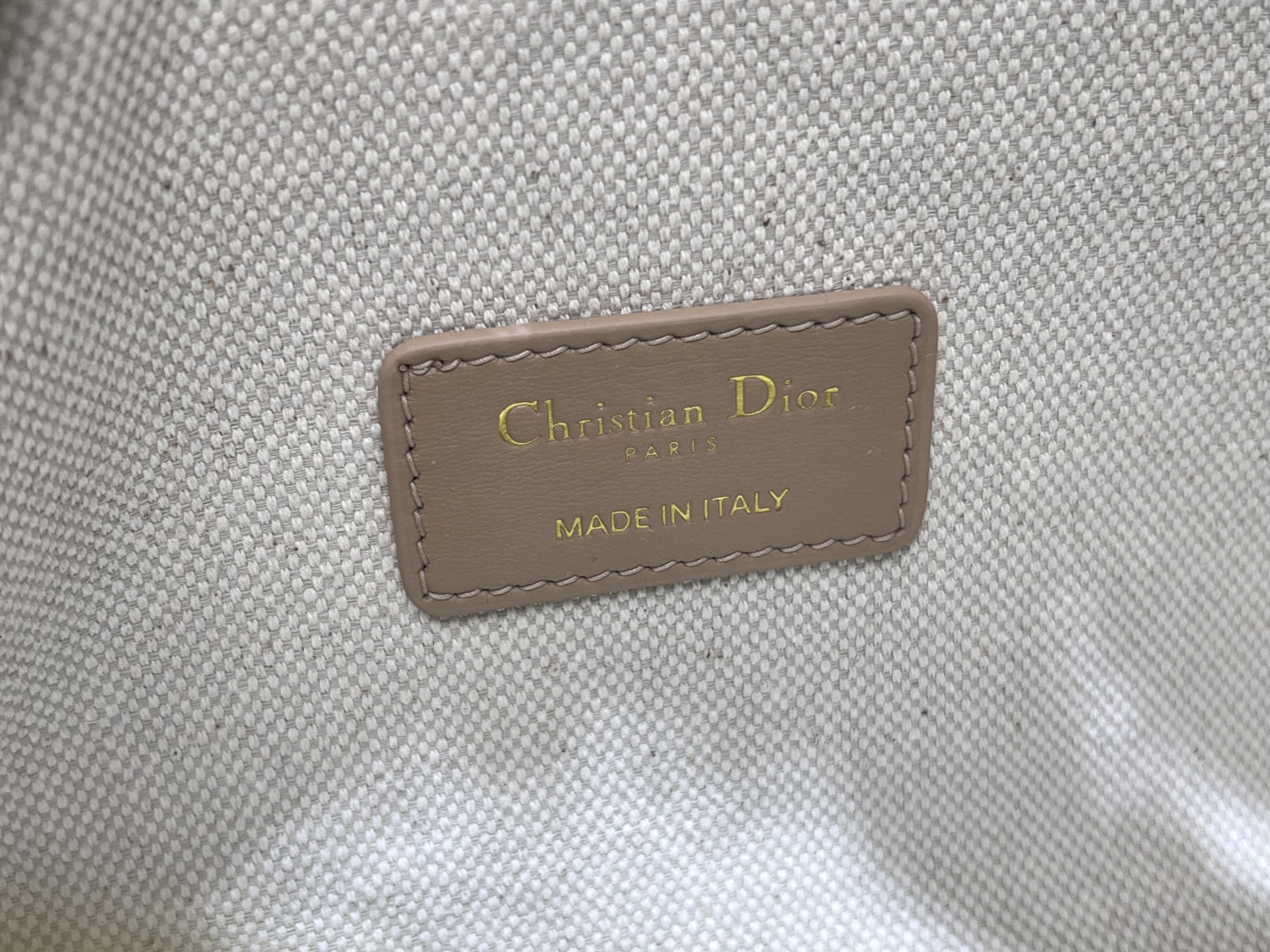  D!or 中号 Travel Nomad 手拿包
「杏布➕肩带」
本季新款手拿包融合多种元素，是一款时