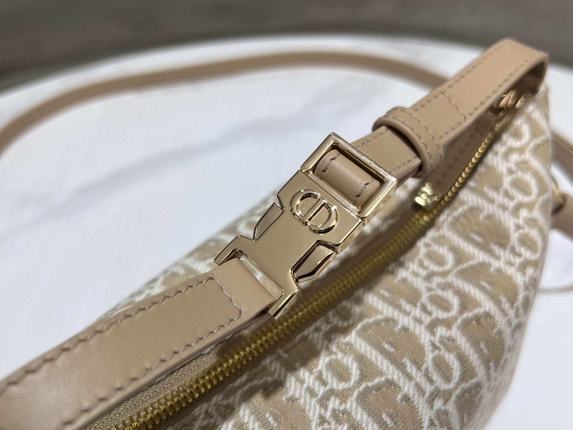  D!or 中号 Travel Nomad 手拿包
「杏布➕肩带」
本季新款手拿包融合多种元素，是一款时