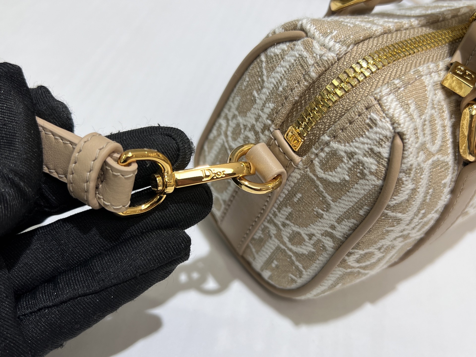  D!or Groove 波士顿mini 16迷你手袋是二零二四冬季成衣系列新品，由玛丽亚·嘉茜娅·蔻丽