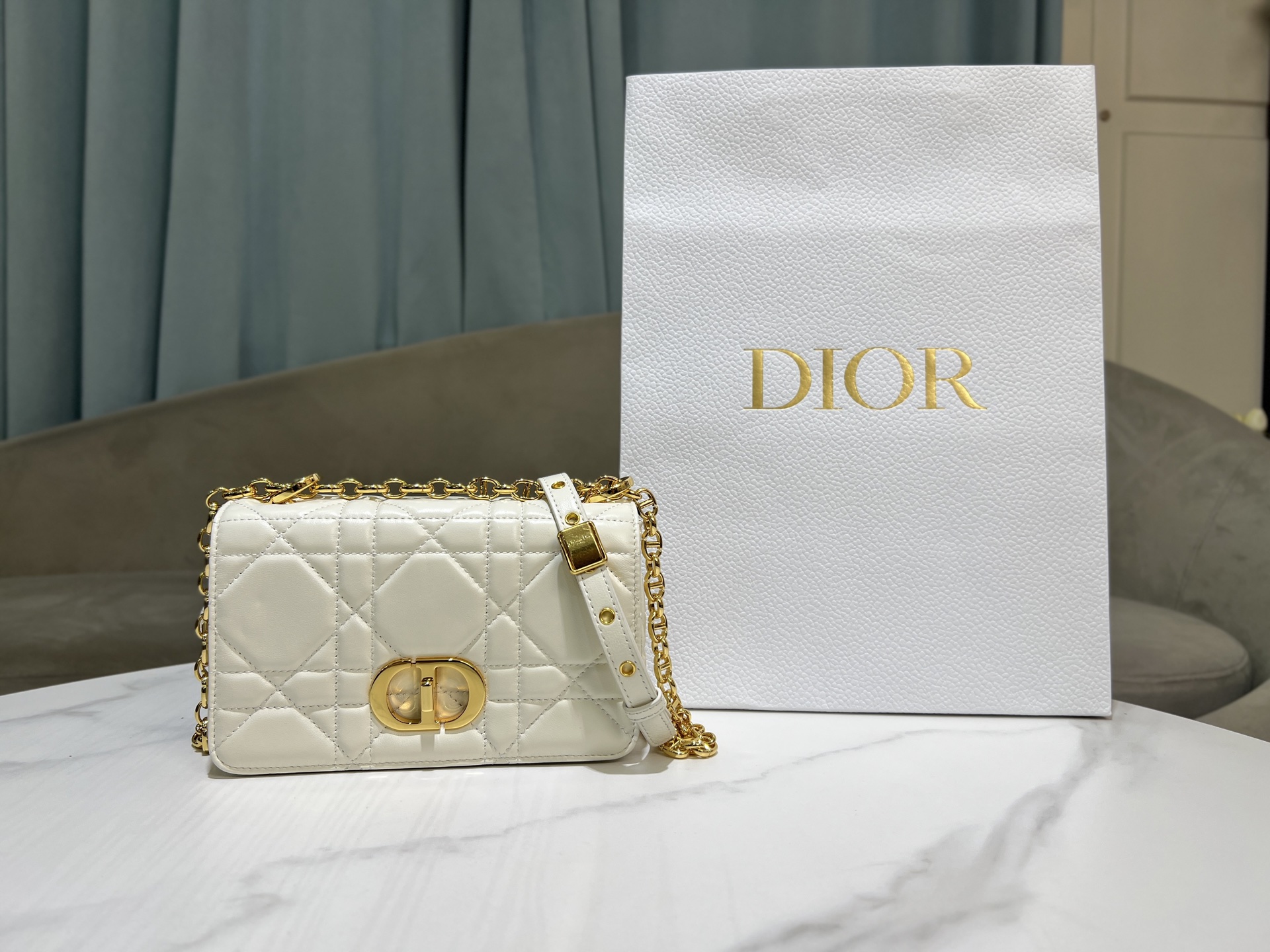 小号 [大藤格]白色


这款 Soft Dior Caro 手袋是二零二五秋季...