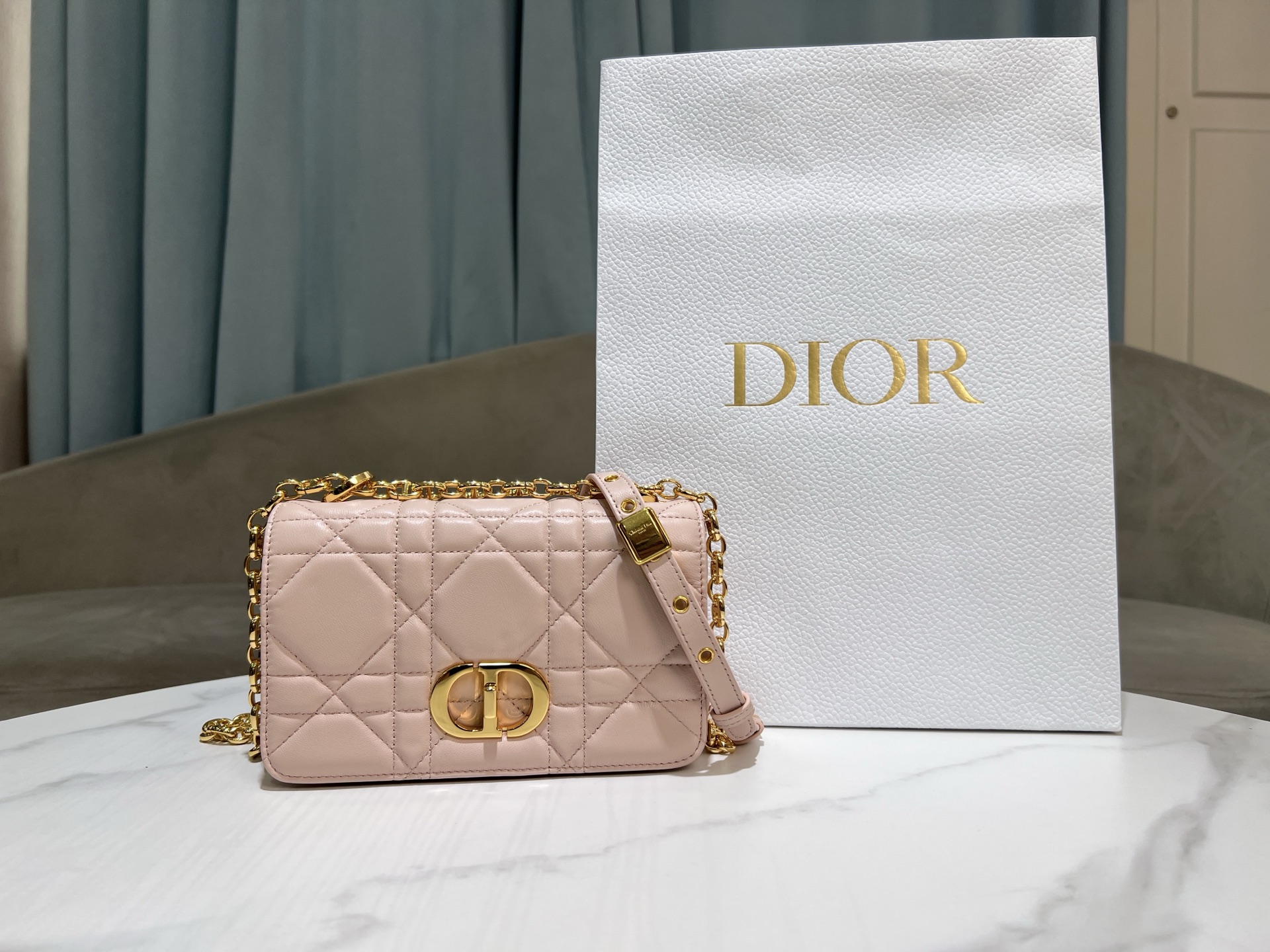 小号[大藤格]粉色

这款 Soft Dior Caro 手袋是二零二五秋季成...