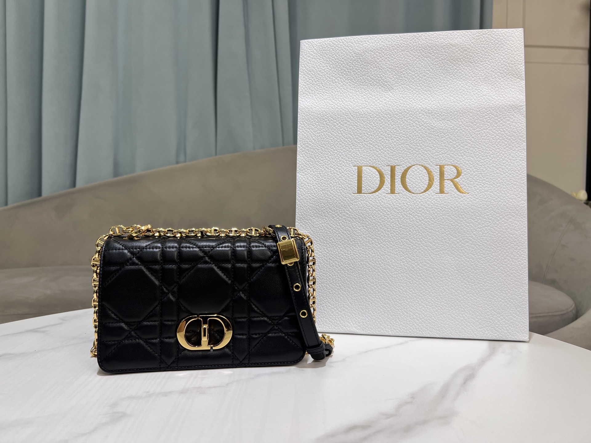 小号[大藤格]黑色

这款 Soft Dior Caro 手袋是二零二五秋季成...