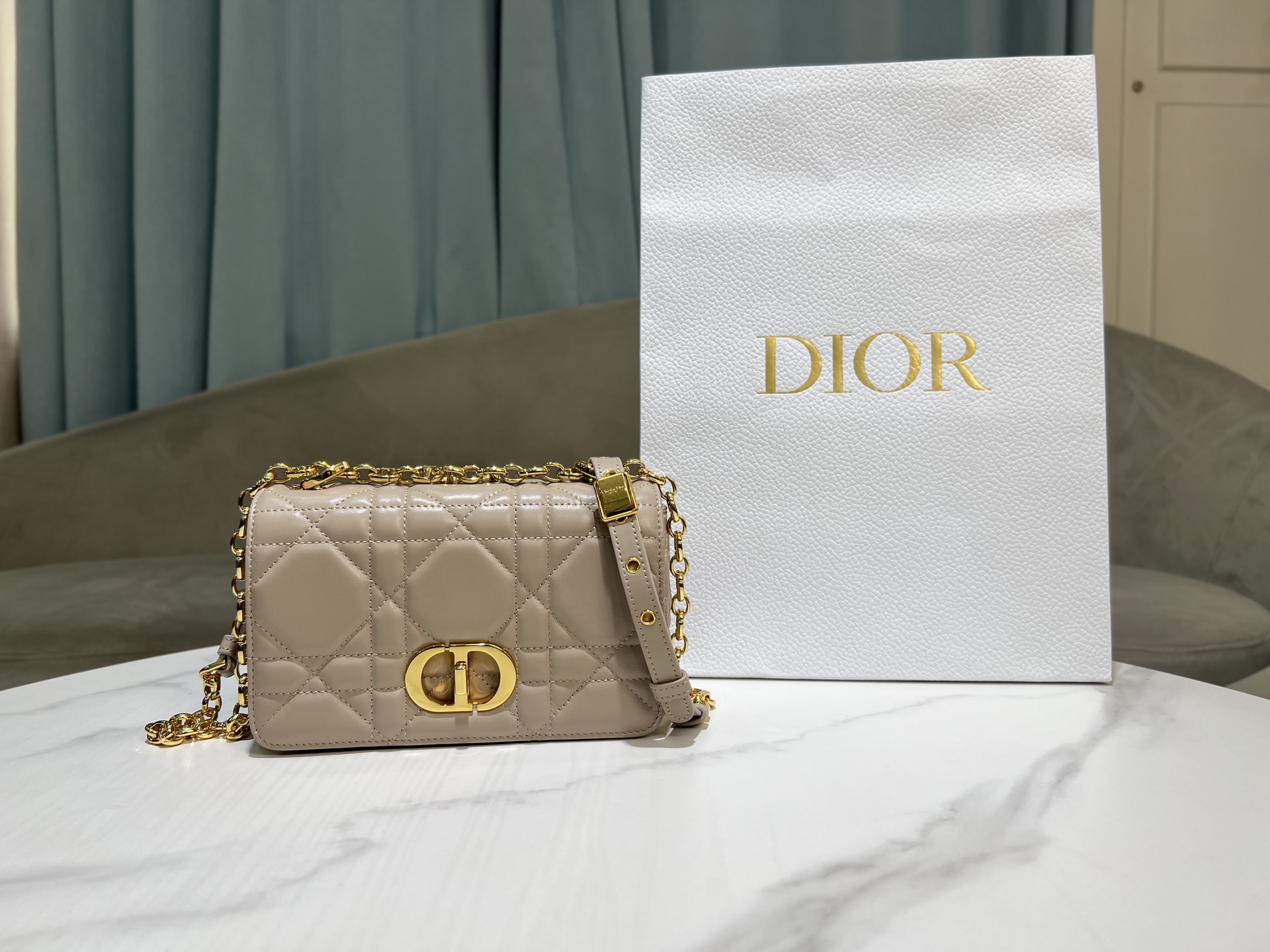 小号[大藤格]杏色

这款 Soft Dior Caro 手袋是二零二五秋季成...