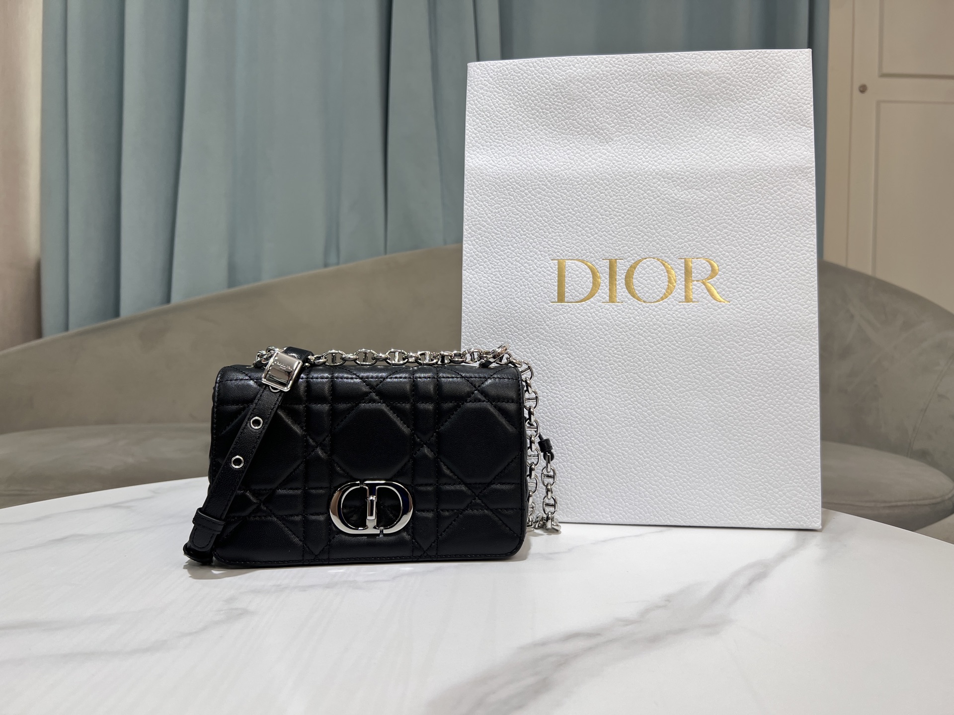 小号[大藤格]黑色《银扣》

这款 Soft Dior Caro 手袋是二零二...